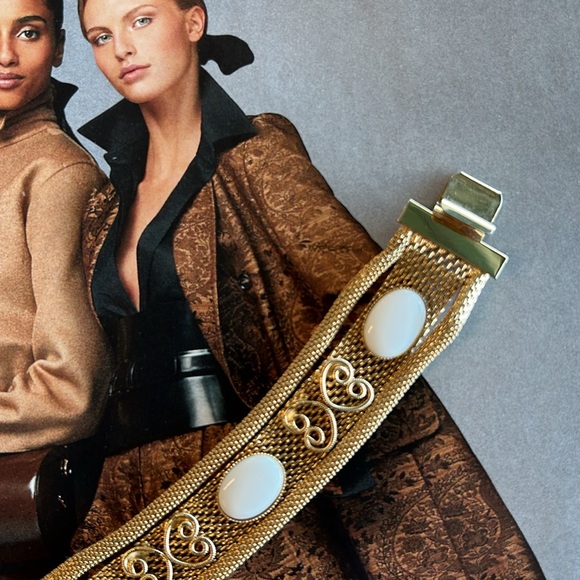 Vintage gold mesh bracelet with white 4 plastic cups , - Picture 3 of 6